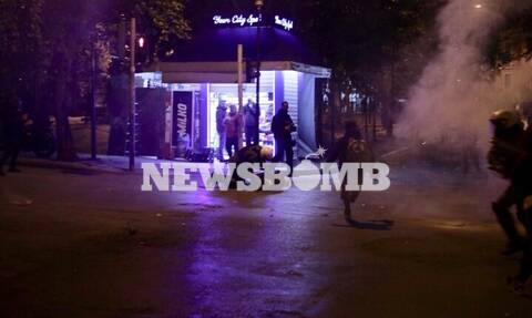Επέτειος Γρηγορόπουλου: Απίστευτη «βουτιά» αστυνομικού για να πιάσει διαδηλώτρια