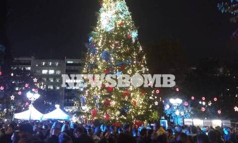 «Άρωμα» Χριστουγέννων στο κέντρο της Αθήνας - Φωταγωγήθηκε το δέντρο στο Σύνταγμα