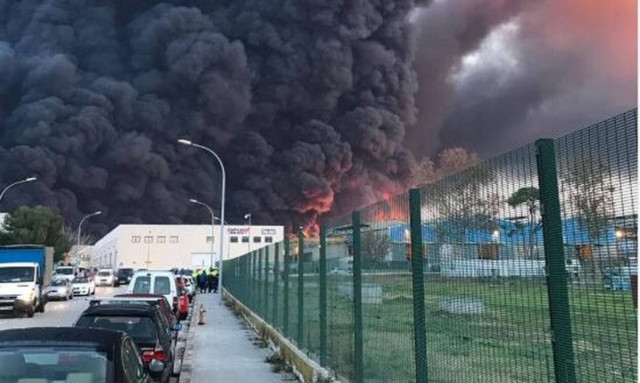 Συναγερμός στην Καταλονία: Φωτιά σε χημικό εργοστάσιο – Εκκενώθηκε περιοχή (vids)