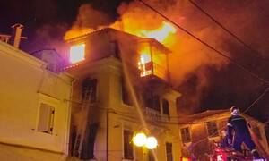 Κέρκυρα: Μεγάλη φωτιά σε μονοκατοικία - Γυναίκα πήδηξε από το μπαλκόνι με το παιδί της (vids)