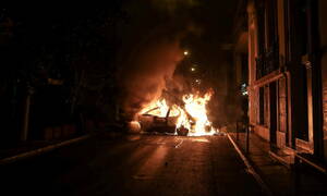 Μπαράζ εμπρηστικών επιθέσεων σε Αθήνα και Θεσσαλονίκη