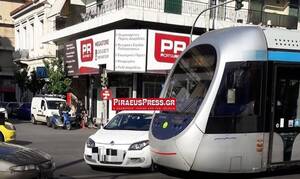 Τροχαίο στο κέντρο του Πειραιά – Αυτοκίνητο συγκρούστηκε τραμ