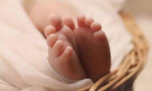Καλαμάτα: Από θαύμα ζει το μωρό που βρέθηκε σε κάδο - Η βλάβη στο απορριμματοφόρο του έσωσε τη ζωή
