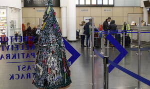 Χριστούγεννα 2019: Απίστευτος στολισμός δέντρου σε αεροδρόμιο - «Τα έχασαν» οι τουρίστες