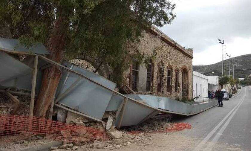 Συναγερμός στην Σύρο: Κατέρρευσε τοίχος παλιού κτηρίου στην Ερμούπολη