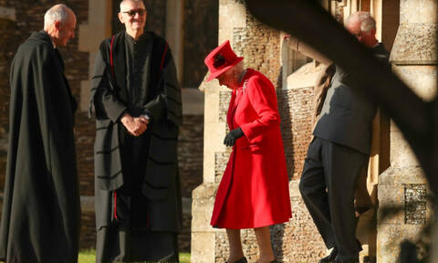 Ο πρίγκιπας Άντριου συνόδευσε την βασίλισσα Ελισάβετ στην χριστουγεννιάτικη λειτουργία
