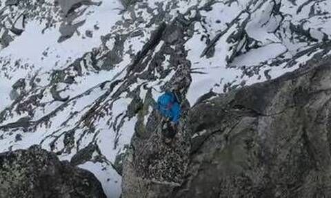 Βίντεο που κόβει την ανάσα: Ορειβάτης στέκεται σε επικίνδυνη κορυφή στα 2.940 μέτρα