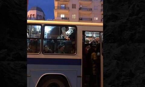 Εικόνες ντροπής σε λεωφορείο στη Θεσσαλονίκη (pics)