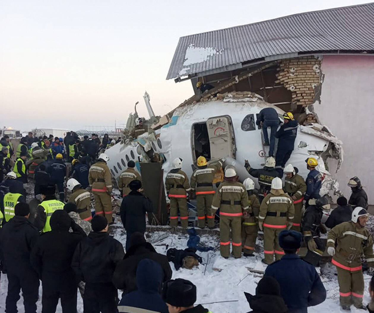 Καζακστάν: Aεροσκάφος συνετρίβη σε διώροφο κτίριο και κόπηκε στα δύο - Εικόνες σοκ kazakstan aeroplano 3