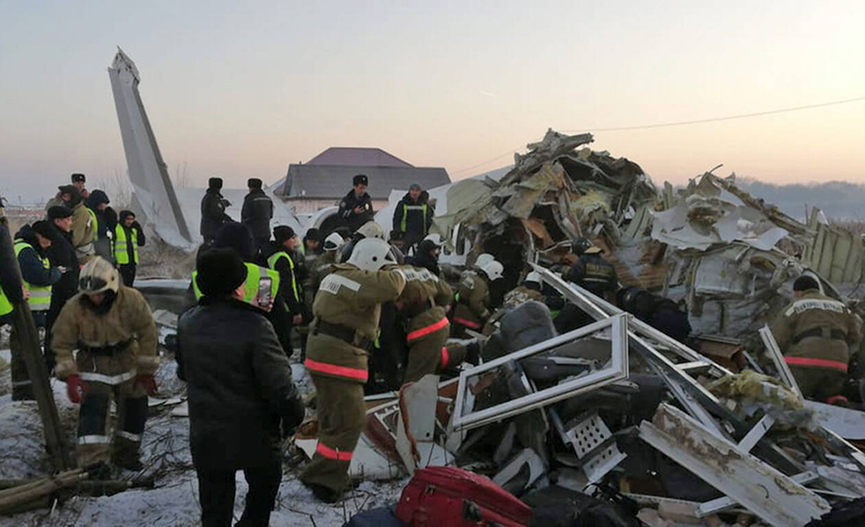 Καζακστάν: Aεροσκάφος συνετρίβη σε διώροφο κτίριο και κόπηκε στα δύο - Εικόνες σοκ kazakstan aeroplano 5