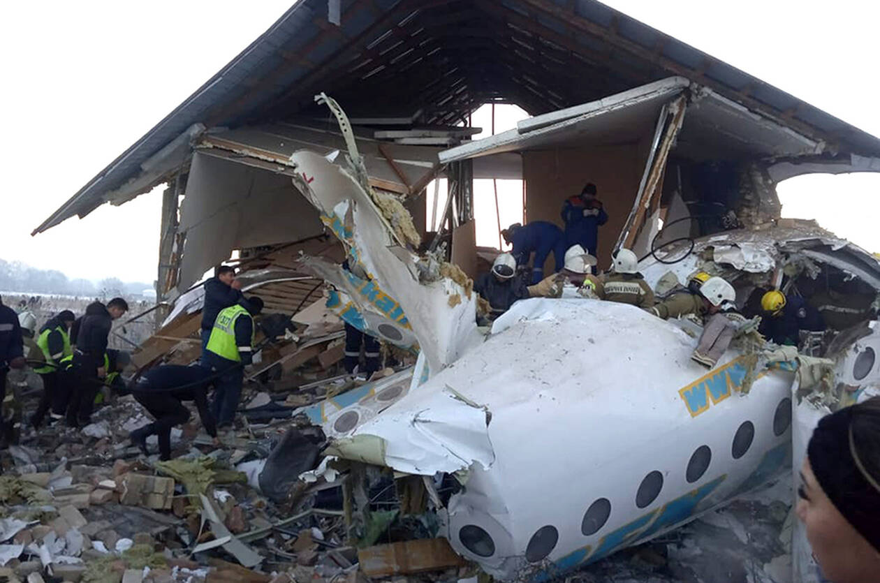 Καζακστάν: Aεροσκάφος συνετρίβη σε διώροφο κτίριο και κόπηκε στα δύο - Εικόνες σοκ kazakstan aeroplano 6