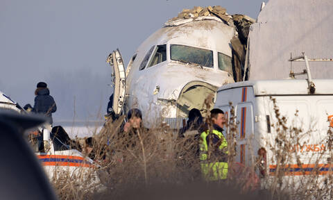 Αεροπορική τραγωδία στο Καζακστάν: Θρήνος στα συντρίμμια - Στους 12 οι νεκροί (pics&vids)
