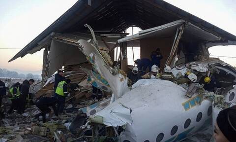 Αεροπορική τραγωδία στο Καζακστάν: «Έμοιαζε με ταινία: ουρλιαχτά, φωνές, κόσμος έκλαιγε» (pics&vid)
