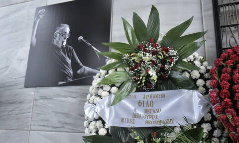 Κηδεία Θάνου Μικρούτσικου: Ράγισε καρδιές η σύζυγος του σπουδαίου μουσικοσυνθέτη