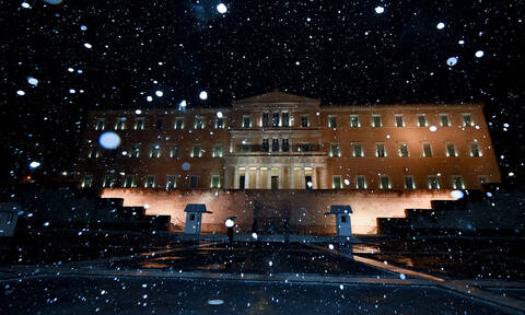 Καιρός: Πυκνό χιόνι από Μαρούσι και πάνω - Χιόνια και στο Σύνταγμα - Κίνδυνος στην Αθηνών - Λαμίας