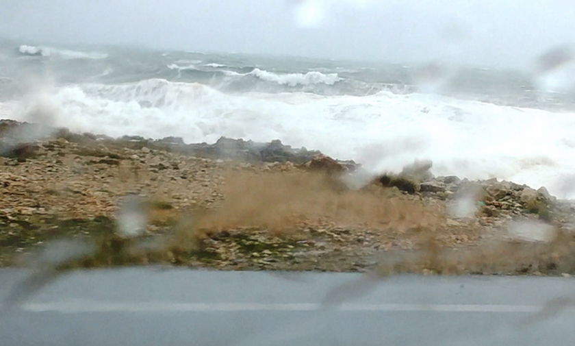 Κακοκαιρία - Κρήτη: Τα κύματα φτάνουν στην Eθνική οδό Χανίων - Ρεθύμνου 