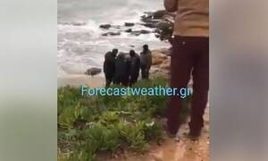 Κακοκαιρία - Αρτέμιδα: Εντοπίστηκε ο κωπηλάτης που αγνοούνταν - Δείτε βίντεο από τη διάσωσή του