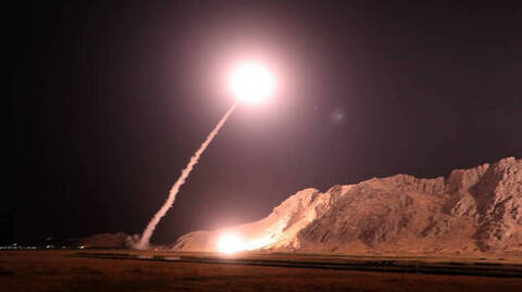 Κολασμένη νύχτα στη Μέση Ανατολή: Το Ιράν χτύπησε με πυραύλους αμερικανικές βάσεις στο Ιράκ