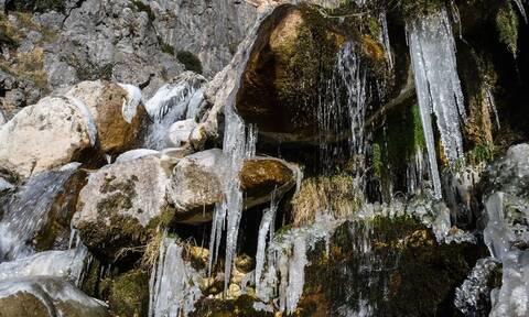 Μοναδικό θέαμα στον Καταρράκτη Άρτας: Νερό «κρέμεται» από τα παγωμένα βράχια