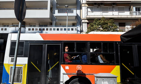 Θεσσαλονίκη: Έδειρε οδηγό και επιβάτη του λεωφορείου επειδή δεν χωρούσε να μπει (video)