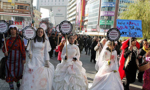 «Παντρέψου τον βιαστή σου»: Οργή για το αναχρονιστικό νομοσχέδιο 