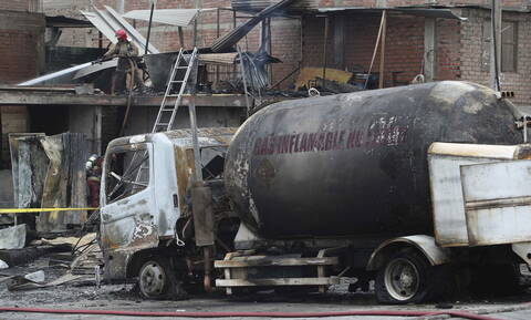 Κόλαση στο Περού: Νεκροί και δεκάδες τραυματίες από έκρηξη βυτιοφόρου μεταφοράς αερίου στη Λίμα