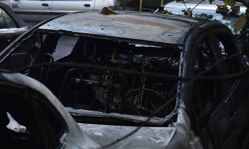 Κάμερες ασφαλείας «έπιασαν» τους εμπρηστές των αυτοκινήτων στο Κολωνάκι (pics+vid)