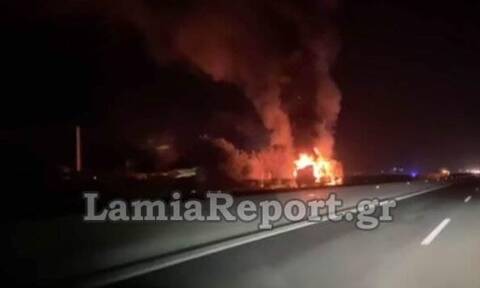«Κόλαση» στην Αθηνών-Λαμίας: Φορτηγό τυλίχθηκε στις φλόγες - Μποτιλιάρισμα χιλιομέτρων