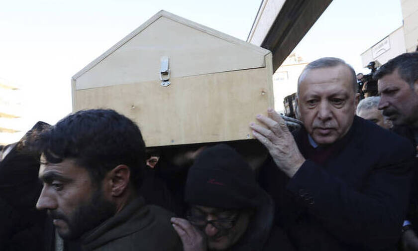 Σεισμός στην Τουρκία: Μαυροφορεμένος ο Ερντογάν κρατάει φέρετρο σε κηδεία μητέρας και γιου