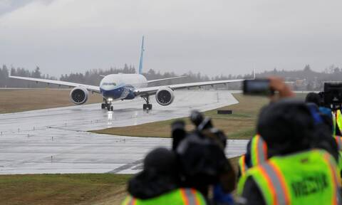 Εντυπωσιακές εικόνες από την παρθενική πτήση του «γίγαντα» των αιθέρων, του 777Χ της Boeing