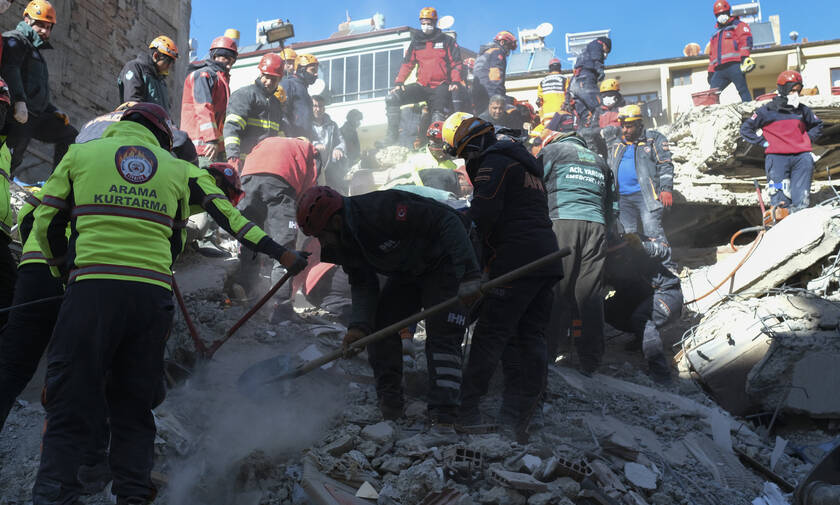 Σεισμός στην Τουρκία: Η συγκλονιστική στιγμή που βγάζουν ζωντανές από τα ερείπια μάνα και κόρη