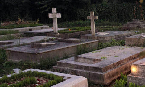 Καλαμάτα: Γιατί οι νεαροί ξέθαψαν πτώμα και το έβαλαν στην είσοδο νεκροταφείου