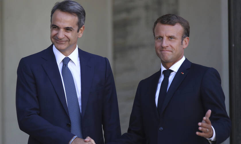 Θερμή υποδοχή Μακρόν στον Μητσοτάκη - Ο πρωθυπουργός στο Παρίσι στη σκιά του αντάρτικου Σαμαρά
