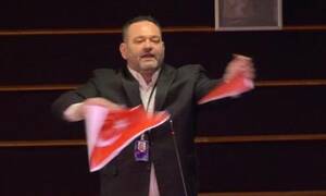 Ο Λαγός έσκισε την τουρκική σημαία στην Ευρωβουλή: Αντέδρασε ο Τσαβούσογλου, καταδίκασε το ΥΠΕΞ
