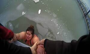 Κινδύνεψε με τη ζωή της σε παγωμένη λίμνη και της έκαναν bullying για τα κιλά της (vid)