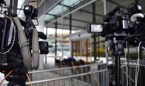 Απίστευτο περιστατικό on air: «Πάγωσε» η δημοσιογράφος