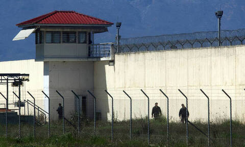 Απίστευτο περιστατικό στις φυλακές Τρικάλων: Έριξαν με drone ναρκωτικά και κινητά