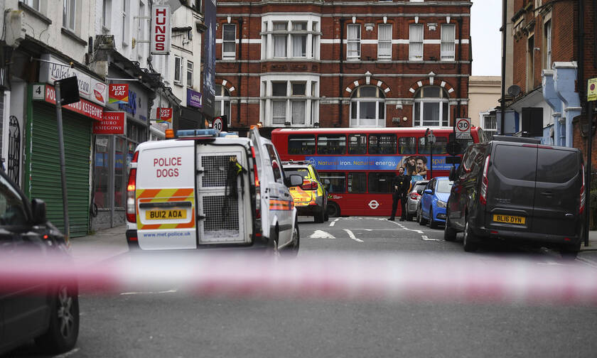 Τρόμος στο Λονδίνο: Ένοπλος μαχαίρωσε πολίτες - Νεκρός ο δράστης (pics&vids)