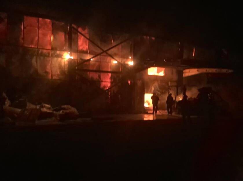 Φωτιά τώρα: Πυρκαγιά σε εγκαταστάσεις εταιρείας τροφίμων στη ΒΙ.ΠΕ. Καλαμάτας (pics+vid)