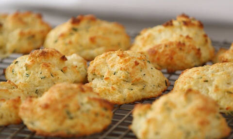 Cheddar cookies - Μία πολύ εύκολη συνταγή για αλμυρά μπισκότα που θα λατρέψετε (vid)