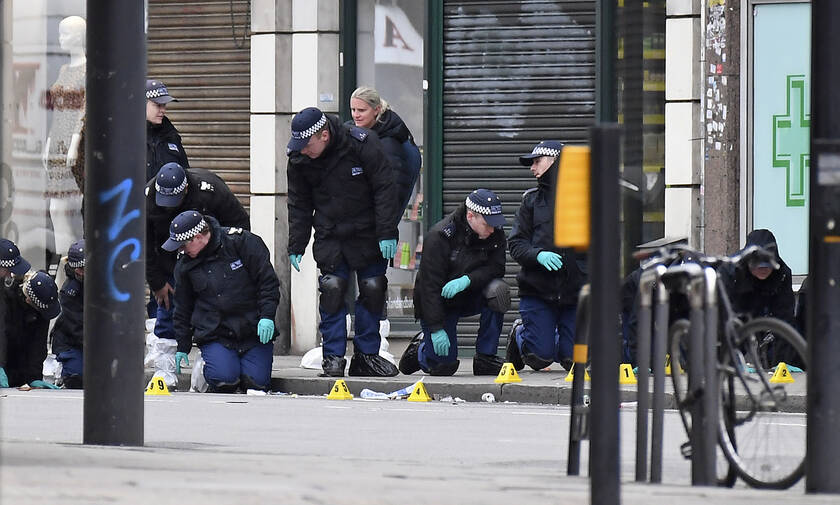 Λονδίνο: Η απίστευτη απάντηση σερβιτόρας σε αστυνομικό τη στιγμή της τρομοκρατικής επίθεσης (vid)