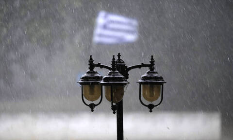 Καιρός: «Άνοιξαν οι ουρανοί» στην Αθήνα - Δυνατή καταιγίδα «σαρώνει» την πρωτεύουσα
