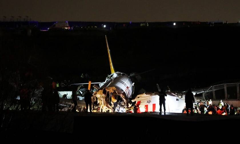 Αεροπλάνο κόπηκε στα δύο σε αεροδρόμιο στην Κωνσταντινούπολη - Εικόνες ΣΟΚ