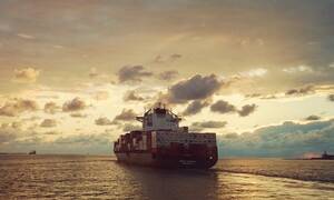 Συναγερμός στην Αίγινα: Φορτηγό πλοίο πλέει ακυβέρνητο