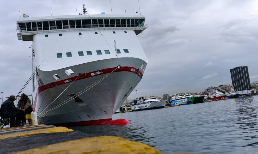 Απεργία: Δεμένα τα πλοία στο λιμάνι του Πειραιά – Δείτε πότε