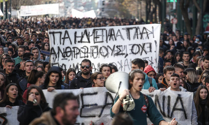 Pupils protest in Athens against equation of university degrees with college certificates