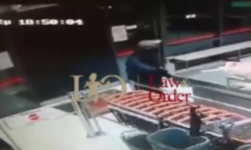 Βίντεο-ΣΟΚ: Ληστεία σε σούπερ μάρκετ στην Πατησίων - Ο κακοποιός στρέφει το όπλο σε υπαλλήλους