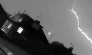 Εικόνες ΣΟΚ - Κεραυνός χτυπάει αεροπλάνο στον αέρα (vid)
