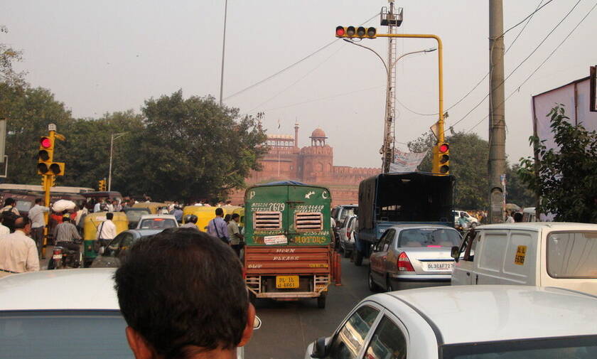 Στην Ινδία όσο πιο πολύ κορνάρεις τόσο πιο πολύ θα περιμένεις στο φανάρι με κόκκινο