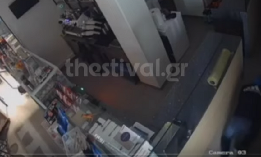 Βίντεο ντοκουμέντο: Διαρρήκτης «κομάντο» ξαφρίζει κατάστημα στη Θεσσαλονίκη